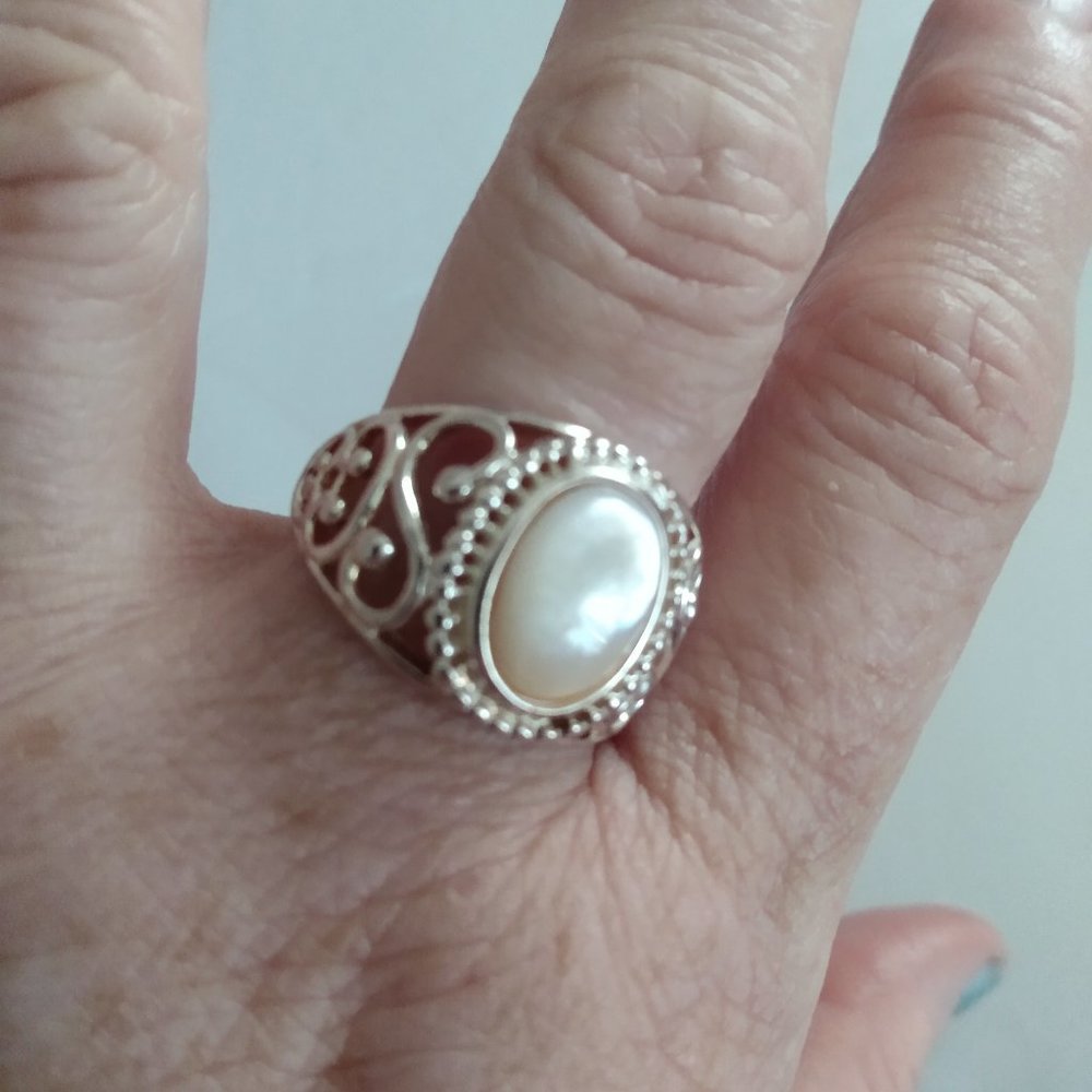 Women's Sterling Silver Cut out design with large round pearl stone in center 8